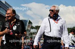 (L to R): Robert Fernley (GBR) Sahara Force India F1 Team Deputy Team Principal with Lawrence Stroll (CDN) Businessman on the grid. 30.04.2017. Formula 1 World Championship, Rd 4, Russian Grand Prix, Sochi Autodrom, Sochi, Russia, Race Day.