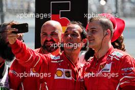 Ferrari mechanics on the grid. 30.04.2017. Formula 1 World Championship, Rd 4, Russian Grand Prix, Sochi Autodrom, Sochi, Russia, Race Day.
