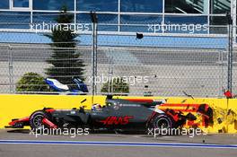 Romain Grosjean (FRA) Haas F1 Team VF-17 crashes at the start of the race. 30.04.2017. Formula 1 World Championship, Rd 4, Russian Grand Prix, Sochi Autodrom, Sochi, Russia, Race Day.