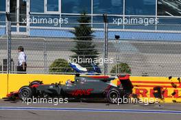 Romain Grosjean (FRA) Haas F1 Team VF-17 crashes at the start of the race. 30.04.2017. Formula 1 World Championship, Rd 4, Russian Grand Prix, Sochi Autodrom, Sochi, Russia, Race Day.
