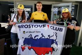 Sergey Sirotkin (RUS) Renault Sport F1 Team Third Driver with fans. 27.04.2017. Formula 1 World Championship, Rd 4, Russian Grand Prix, Sochi Autodrom, Sochi, Russia, Preparation Day.