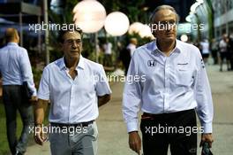Mansour Ojjeh, McLaren shareholder (Right). 15.09.2017. Formula 1 World Championship, Rd 14, Singapore Grand Prix, Marina Bay Street Circuit, Singapore, Practice Day.