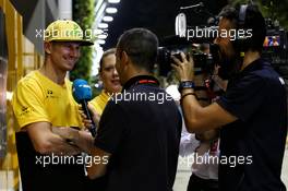 Nico Hulkenberg (GER) Renault Sport F1 Team with the media. 15.09.2017. Formula 1 World Championship, Rd 14, Singapore Grand Prix, Marina Bay Street Circuit, Singapore, Practice Day.