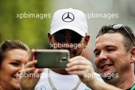 Lewis Hamilton (GBR) Mercedes AMG F1 with fans. 15.09.2017. Formula 1 World Championship, Rd 14, Singapore Grand Prix, Marina Bay Street Circuit, Singapore, Practice Day.