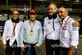 Niki Lauda (AUT) Mercedes Non-Executive Chairman and Mansour Ojjeh, McLaren shareholder on the grid.                                17.09.2017. Formula 1 World Championship, Rd 14, Singapore Grand Prix, Marina Bay Street Circuit, Singapore, Race Day.