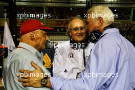 (L to R): Niki Lauda (AUT) Mercedes Non-Executive Chairman with Mansour Ojjeh, McLaren shareholder and Lawrence Stroll (CDN) Businessman and father of Lance Stroll (CDN) Williams, on the grid.                                17.09.2017. Formula 1 World Championship, Rd 14, Singapore Grand Prix, Marina Bay Street Circuit, Singapore, Race Day.