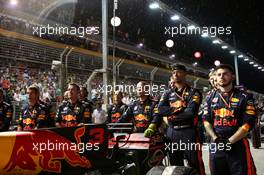 Red Bull Racing mechanics on the grid. 17.09.2017. Formula 1 World Championship, Rd 14, Singapore Grand Prix, Marina Bay Street Circuit, Singapore, Race Day.