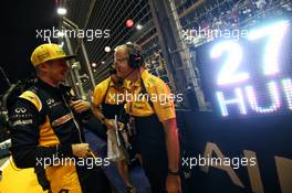 Nico Hulkenberg (GER) Renault Sport F1 Team on the grid with Mark Slade (GBR) Renault Sport F1 Team Race Engineer. 17.09.2017. Formula 1 World Championship, Rd 14, Singapore Grand Prix, Marina Bay Street Circuit, Singapore, Race Day.