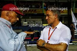 (L to R): Niki Lauda (AUT) Mercedes Non-Executive Chairman with Jean Alesi (FRA) on the grid.                                17.09.2017. Formula 1 World Championship, Rd 14, Singapore Grand Prix, Marina Bay Street Circuit, Singapore, Race Day.