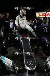 Lewis Hamilton (GBR) Mercedes AMG F1 W08 on the grid. 17.09.2017. Formula 1 World Championship, Rd 14, Singapore Grand Prix, Marina Bay Street Circuit, Singapore, Race Day.