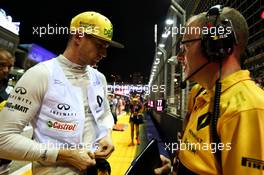 Nico Hulkenberg (GER) Renault Sport F1 Team on the grid with Mark Slade (GBR) Renault Sport F1 Team Race Engineer. 17.09.2017. Formula 1 World Championship, Rd 14, Singapore Grand Prix, Marina Bay Street Circuit, Singapore, Race Day.