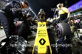 Nico Hulkenberg (GER) Renault Sport F1 Team RS17 on the grid. 17.09.2017. Formula 1 World Championship, Rd 14, Singapore Grand Prix, Marina Bay Street Circuit, Singapore, Race Day.