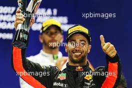 Daniel Ricciardo (AUS) Red Bull Racing celebrates his second position on the podium. 17.09.2017. Formula 1 World Championship, Rd 14, Singapore Grand Prix, Marina Bay Street Circuit, Singapore, Race Day.