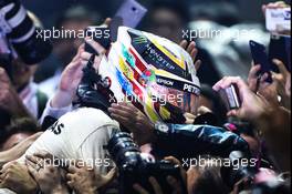 Race winner Lewis Hamilton (GBR) Mercedes AMG F1 celebrates in parc ferme. 17.09.2017. Formula 1 World Championship, Rd 14, Singapore Grand Prix, Marina Bay Street Circuit, Singapore, Race Day.