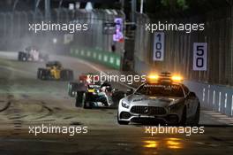 Lewis Hamilton (GBR) Mercedes AMG F1 W08 leads behind the FIA Safety Car. 17.09.2017. Formula 1 World Championship, Rd 14, Singapore Grand Prix, Marina Bay Street Circuit, Singapore, Race Day.