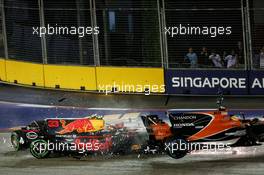 Kimi Raikkonen (FIN) Ferrari SF70H, Max Verstappen (NLD) Red Bull Racing RB13, and Fernando Alonso (ESP) McLaren MCL32, crash at the start of the race. 17.09.2017. Formula 1 World Championship, Rd 14, Singapore Grand Prix, Marina Bay Street Circuit, Singapore, Race Day.