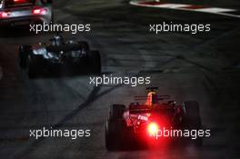 Lewis Hamilton (GBR) Mercedes AMG F1 W08 leads Daniel Ricciardo (AUS) Red Bull Racing RB13 behind the FIA Safety Car  17.09.2017. Formula 1 World Championship, Rd 14, Singapore Grand Prix, Marina Bay Street Circuit, Singapore, Race Day.