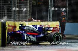 Daniil Kvyat (RUS) Scuderia Toro Rosso STR12 crashed out of the race. 17.09.2017. Formula 1 World Championship, Rd 14, Singapore Grand Prix, Marina Bay Street Circuit, Singapore, Race Day.