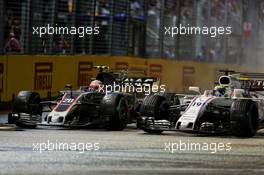 (L to R): Kevin Magnussen (DEN) Haas VF-17 and Felipe Massa (BRA) Williams FW40 battle for position. 17.09.2017. Formula 1 World Championship, Rd 14, Singapore Grand Prix, Marina Bay Street Circuit, Singapore, Race Day.