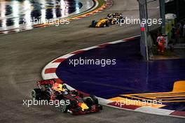                                Daniel Ricciardo (AUS) Red Bull Racing RB13. 17.09.2017. Formula 1 World Championship, Rd 14, Singapore Grand Prix, Marina Bay Street Circuit, Singapore, Race Day.