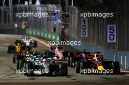 Lewis Hamilton (GBR) Mercedes AMG F1 W08 and Daniel Ricciardo (AUS) Red Bull Racing RB13. 17.09.2017. Formula 1 World Championship, Rd 14, Singapore Grand Prix, Marina Bay Street Circuit, Singapore, Race Day.