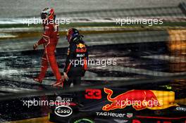 Kimi Raikkonen (FIN) Ferrari SF70H and Max Verstappen (NLD) Red Bull Racing RB13 crash at the start of the race. 17.09.2017. Formula 1 World Championship, Rd 14, Singapore Grand Prix, Marina Bay Street Circuit, Singapore, Race Day.