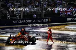 Kimi Raikkonen (FIN) Ferrari SF70H and Max Verstappen (NLD) Red Bull Racing RB13 crash out at the start of the race. 17.09.2017. Formula 1 World Championship, Rd 14, Singapore Grand Prix, Marina Bay Street Circuit, Singapore, Race Day.