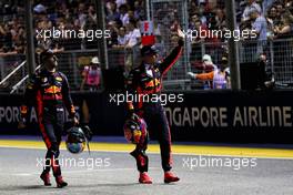 (L to R): Daniel Ricciardo (AUS) Red Bull Racing with team mate Max Verstappen (NLD) Red Bull Racing in qualifying parc ferme. 16.09.2017. Formula 1 World Championship, Rd 14, Singapore Grand Prix, Marina Bay Street Circuit, Singapore, Qualifying Day.