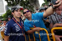 Sergio Perez (MEX) Sahara Force India F1 with fans. 16.09.2017. Formula 1 World Championship, Rd 14, Singapore Grand Prix, Marina Bay Street Circuit, Singapore, Qualifying Day.