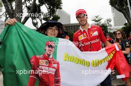 Antonio Giovinazzi (ITA) Haas F1 Team Test Driver with fans. 16.09.2017. Formula 1 World Championship, Rd 14, Singapore Grand Prix, Marina Bay Street Circuit, Singapore, Qualifying Day.