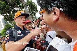 Max Verstappen (NLD) Red Bull Racing signs autographs for the fans. 16.09.2017. Formula 1 World Championship, Rd 14, Singapore Grand Prix, Marina Bay Street Circuit, Singapore, Qualifying Day.