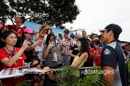 Sean Gelael (IDN) Scuderia Toro Rosso Test Driver with fans. 16.09.2017. Formula 1 World Championship, Rd 14, Singapore Grand Prix, Marina Bay Street Circuit, Singapore, Qualifying Day.