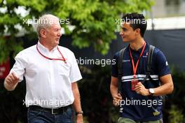 (L to R): Dr Helmut Marko (AUT) Red Bull Motorsport Consultant with Pascal Wehrlein (GER) Sauber F1 Team. 16.09.2017. Formula 1 World Championship, Rd 14, Singapore Grand Prix, Marina Bay Street Circuit, Singapore, Qualifying Day.