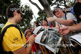 Jolyon Palmer (GBR) Renault Sport F1 Team signs autographs for the fans. 16.09.2017. Formula 1 World Championship, Rd 14, Singapore Grand Prix, Marina Bay Street Circuit, Singapore, Qualifying Day.
