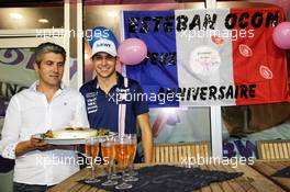 Esteban Ocon (FRA) Sahara Force India F1 Team celebrates his 21st birthday with father Laurent Ocon. 16.09.2017. Formula 1 World Championship, Rd 14, Singapore Grand Prix, Marina Bay Street Circuit, Singapore, Qualifying Day.