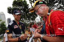 Sean Gelael (IDN) Scuderia Toro Rosso Test Driver signs autographs for the fans. 16.09.2017. Formula 1 World Championship, Rd 14, Singapore Grand Prix, Marina Bay Street Circuit, Singapore, Qualifying Day.