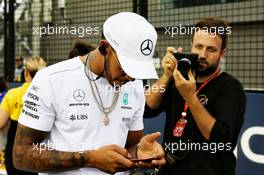 Lewis Hamilton (GBR) Mercedes AMG F1 on the drivers parade. 17.09.2017. Formula 1 World Championship, Rd 14, Singapore Grand Prix, Marina Bay Street Circuit, Singapore, Race Day.