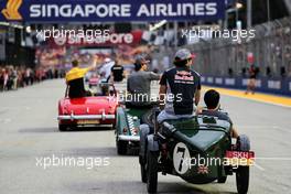 Carlos Sainz Jr (ESP) Scuderia Toro Rosso on the drivers parade. 17.09.2017. Formula 1 World Championship, Rd 14, Singapore Grand Prix, Marina Bay Street Circuit, Singapore, Race Day.