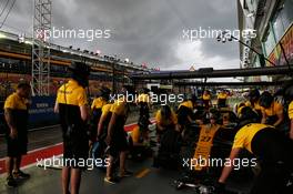 Renault Sport F1 Team practices a pit stop. 17.09.2017. Formula 1 World Championship, Rd 14, Singapore Grand Prix, Marina Bay Street Circuit, Singapore, Race Day.