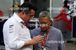 (L to R): Eric Boullier (FRA) McLaren Racing Director with Colin Syn (SIN) Singapore GP Promotor. 17.09.2017. Formula 1 World Championship, Rd 14, Singapore Grand Prix, Marina Bay Street Circuit, Singapore, Race Day.