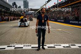 Matteo Bonciani (ITA) FIA Media Delegate on the drivers parade.                                17.09.2017. Formula 1 World Championship, Rd 14, Singapore Grand Prix, Marina Bay Street Circuit, Singapore, Race Day.