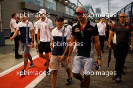 Carlos Sainz Jr (ESP) Scuderia Toro Rosso and Felipe Massa (BRA) Williams on the drivers parade.                                17.09.2017. Formula 1 World Championship, Rd 14, Singapore Grand Prix, Marina Bay Street Circuit, Singapore, Race Day.