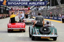 Nico Hulkenberg (GER) Renault Sport F1 Team and Fernando Alonso (ESP) McLaren on the drivers parade. 17.09.2017. Formula 1 World Championship, Rd 14, Singapore Grand Prix, Marina Bay Street Circuit, Singapore, Race Day.