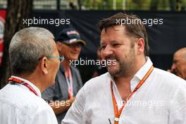 (L to R): Colin Syn (SIN) Singapore GP Promotor with Richard Goddard (GBR) Driver Manager. 17.09.2017. Formula 1 World Championship, Rd 14, Singapore Grand Prix, Marina Bay Street Circuit, Singapore, Race Day.