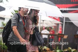 Fernando Alonso (ESP) McLaren with his girlfriend Linda Morselli. 17.09.2017. Formula 1 World Championship, Rd 14, Singapore Grand Prix, Marina Bay Street Circuit, Singapore, Race Day.