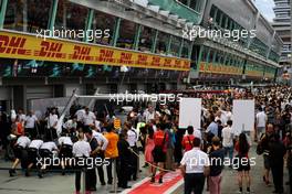 Fans in the pit lane. 17.09.2017. Formula 1 World Championship, Rd 14, Singapore Grand Prix, Marina Bay Street Circuit, Singapore, Race Day.