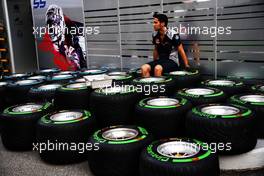 Scuderia Toro Rosso mechanic with Pirelli tyres.                                14.09.2017. Formula 1 World Championship, Rd 14, Singapore Grand Prix, Marina Bay Street Circuit, Singapore, Preparation Day.