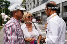 Jo Ramirez (MEX) (Left) with Emanuele Pirro (ITA) FIA Steward (Right).                   14.09.2017. Formula 1 World Championship, Rd 14, Singapore Grand Prix, Marina Bay Street Circuit, Singapore, Preparation Day.