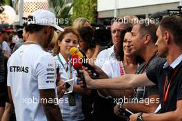 Lewis Hamilton (GBR) Mercedes AMG F1 with the media. 14.09.2017. Formula 1 World Championship, Rd 14, Singapore Grand Prix, Marina Bay Street Circuit, Singapore, Preparation Day.