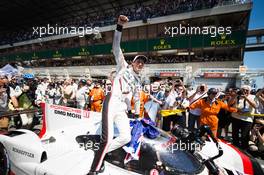 Race winner Brendon Hartley (NZL) #02 Porsche LMP Team, Porsche 919 Hybrid, celebrates in parc ferme. 14.06.2017-18.06.2016 Le Mans 24 Hour Race 2017, Le Mans, France